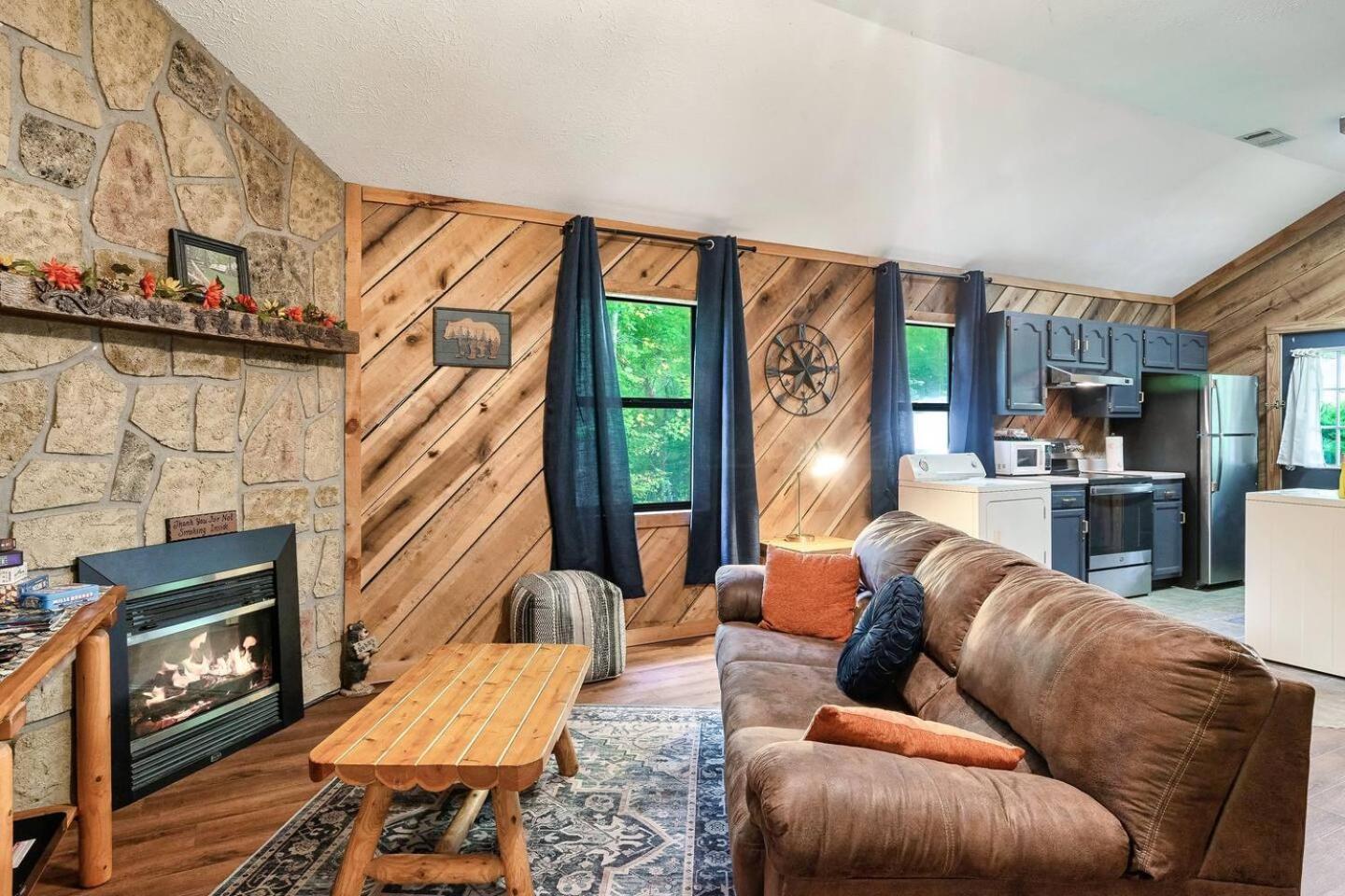 Romantic Mtn Cabin Hot Tub & Jacuzzi Views Sevierville Bagian luar foto