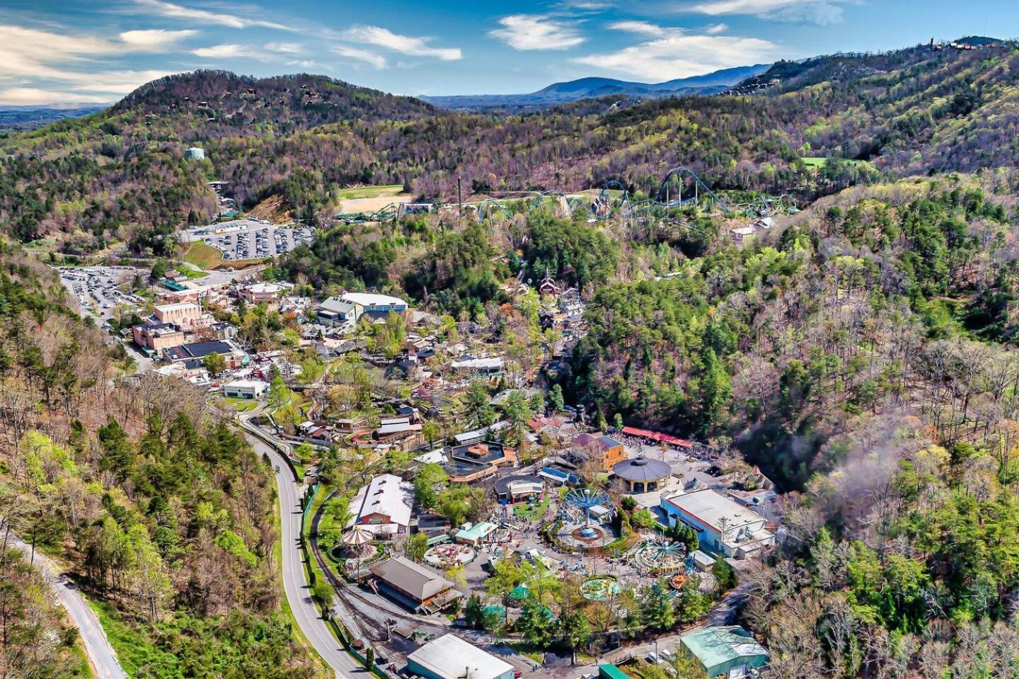 Romantic Mtn Cabin Hot Tub & Jacuzzi Views Sevierville Bagian luar foto