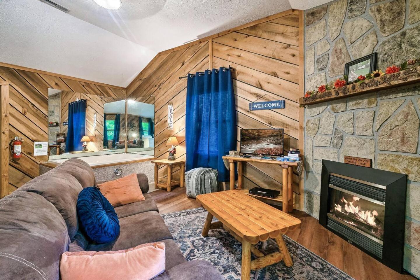 Romantic Mtn Cabin Hot Tub & Jacuzzi Views Sevierville Bagian luar foto